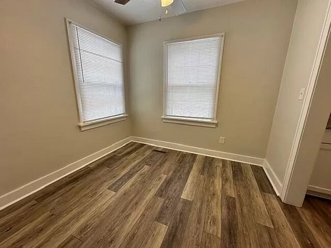 Building Photo - Stunning 3 Bed 1 Bath In Quiet Neighborhood