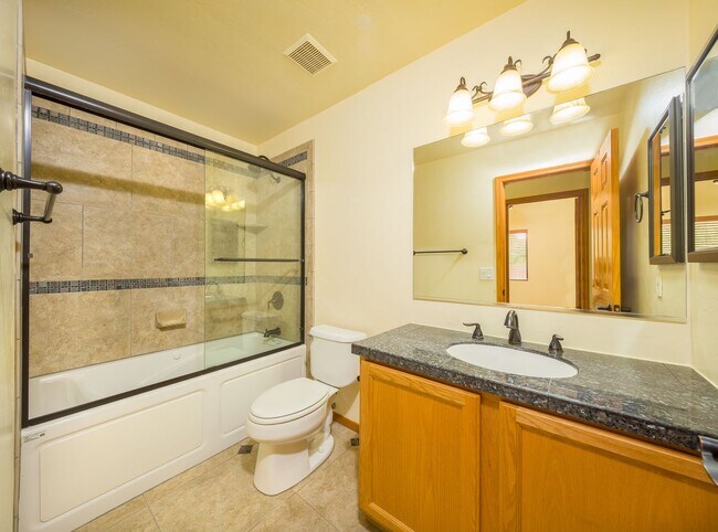 Building Photo - Beautiful Spacious NW home
