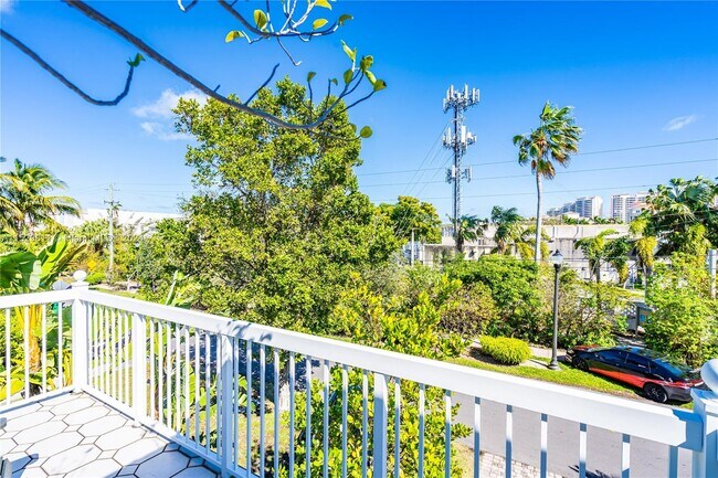 Foto del edificio - 698 Fernwood Rd