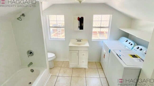 Building Photo - Walking Distance to the Stockyards!