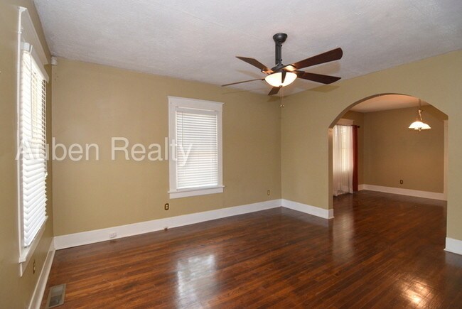 Building Photo - Cute 2 Bedroom Cottage For Lease