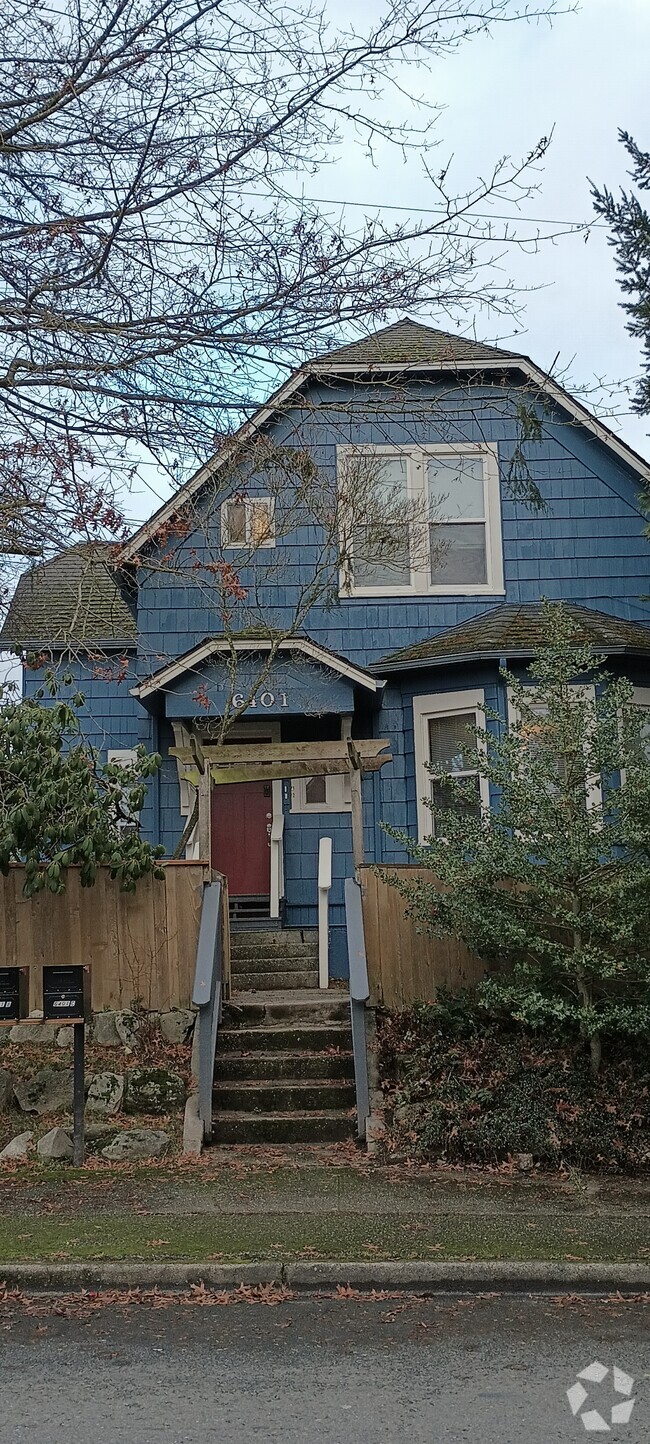 Building Photo - 6401 S Park Ave