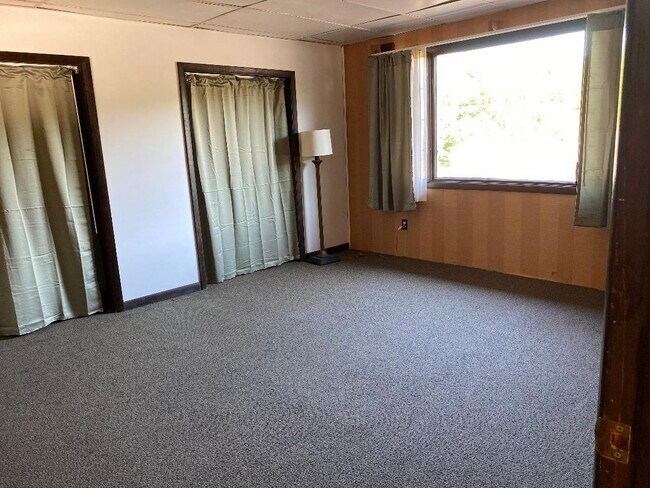 Bedroom - 624 W Butler Dr