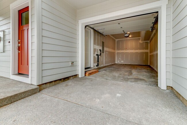Foto del edificio - Air Conditioning! Beautiful Newer Construction Home!  3 Master Bedrooms!