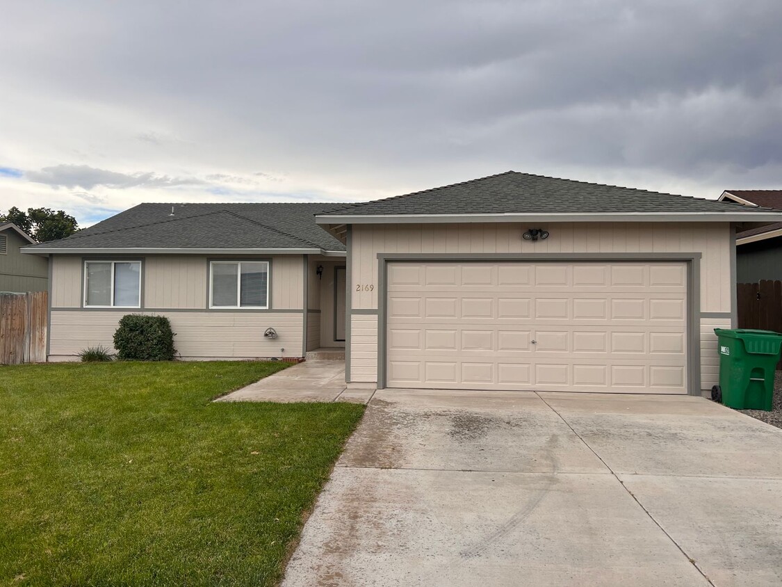 Foto principal - Great 3 bedroom Fernley home located in th...