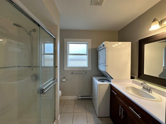 Photo du bâtiment - 7244-7244 Pioneer Ave