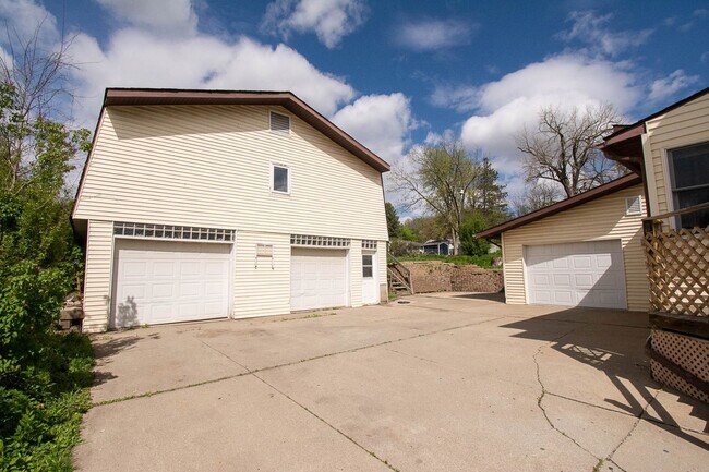 Foto del edificio - Bright, beautiful home with 3 garage spaces & tons of storage!