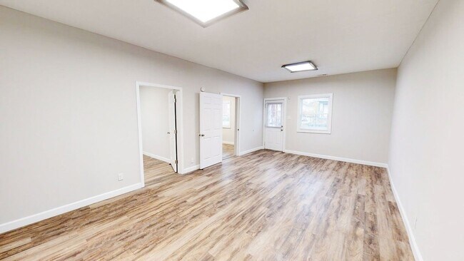 Foto del edificio - 2 BEDROOMS, 2 FULL BATHROOMS + 1 FREE Off-Street parking spot SPACIOUS single family house availa...