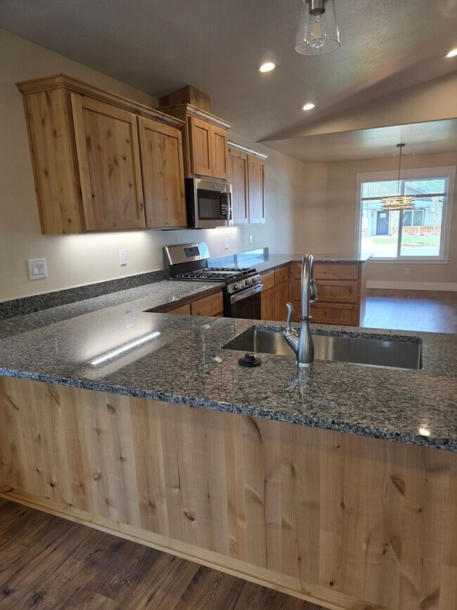 Building Photo - 3 bed 2 bath Home for Rent in Grants Pass