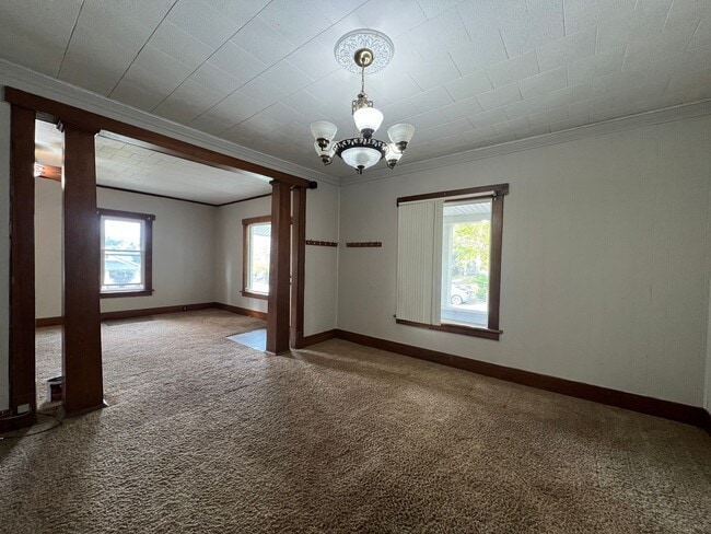 Foto del edificio - Spacious 3+ bedroom house with detached ga...