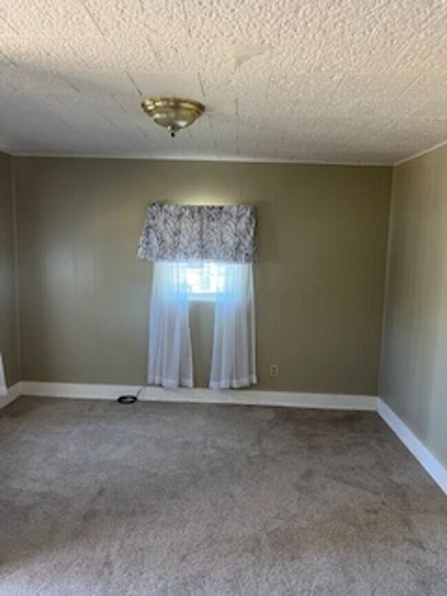 Foto del edificio - 2 Bedroom House with Fenced Back Yard