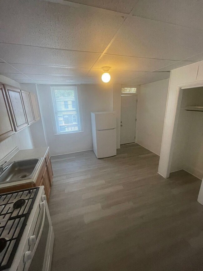 Building Photo - Recently Renovated Three Bedroom Two Bathr...