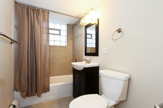 Building Photo - 3225 W 111th