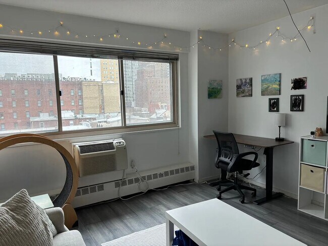 Building Photo - BRIGHT 1 BED 1 BATH in Rittenhouse ALL UTI...