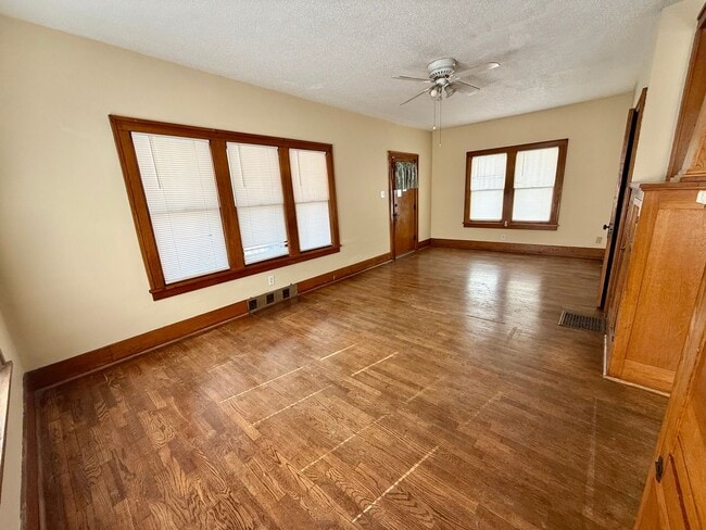 Building Photo - SW 3 Bedroom 1 Bath