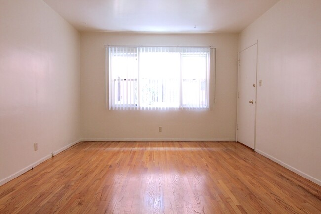 Foto del edificio - 1742 S Robertson Blvd
