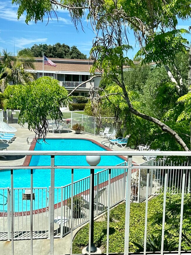 Foto del edificio - 3210 Merrill Dr