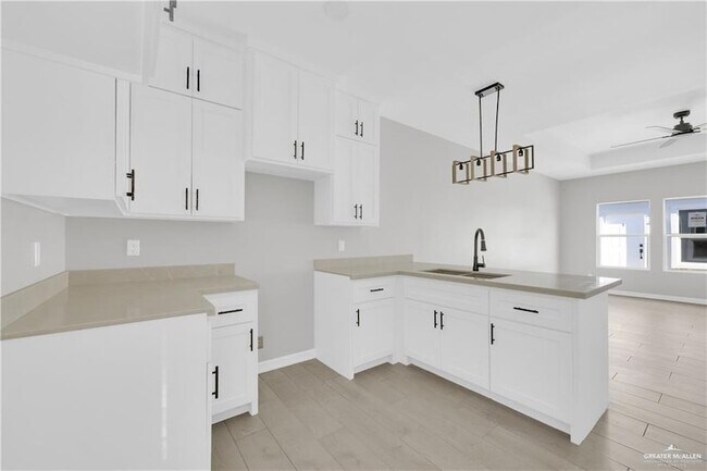 Building Photo - 909 W 13th St