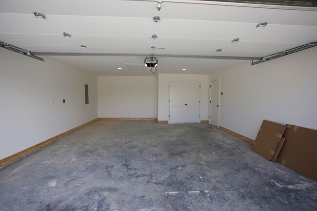 Building Photo - 7691 N Rainbow Dr
