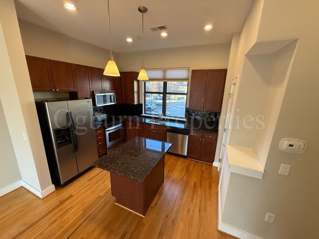 Foto del edificio - 809 Holly Ave NW