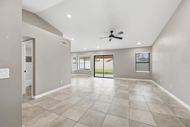 Foto del edificio - 5531 E Elena Ave