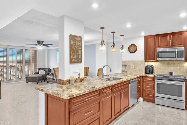 Building Photo - 2 br, 1.5 bath Condo - 1150 Hillsboro Mile...