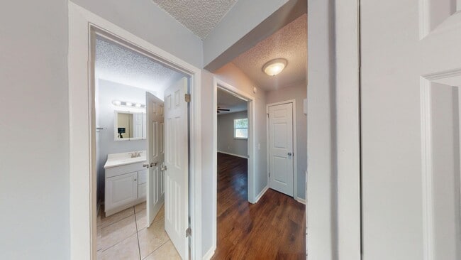 Building Photo - 2Bed/ 1 Bath Apartment Available NOW in Jacksonville!