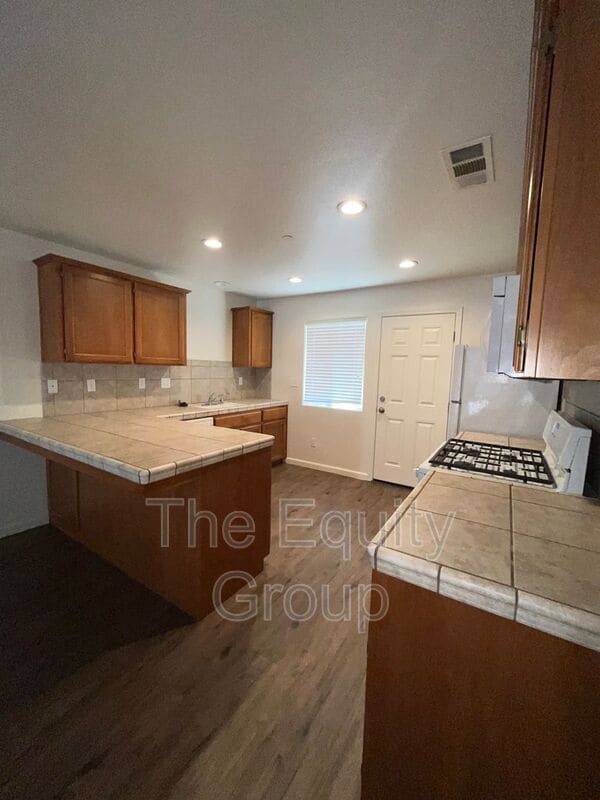 Building Photo - 2232 W Lark Ave