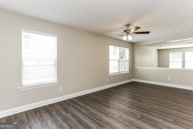 Building Photo - 2210 Valley Creek Dr