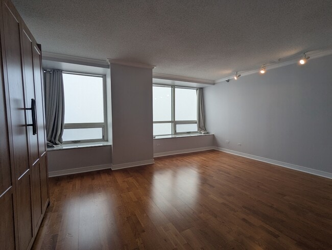 Building Photo - 512 N McClurg Ct