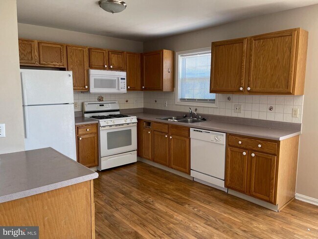 Building Photo - 33 Versailles Ct