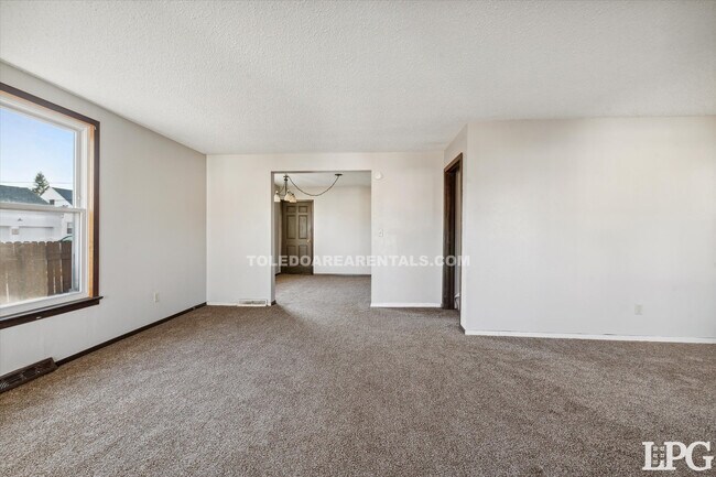 Building Photo - 4437 Lewis Ave