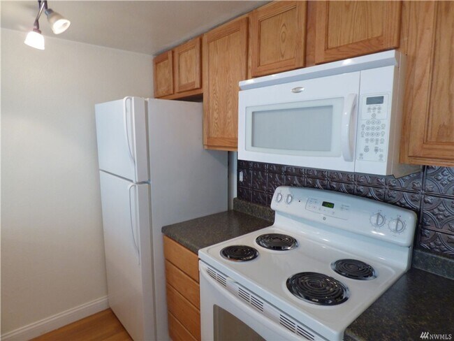 Building Photo - 2 bed / 1 bath Ground Floor North Creek Co...