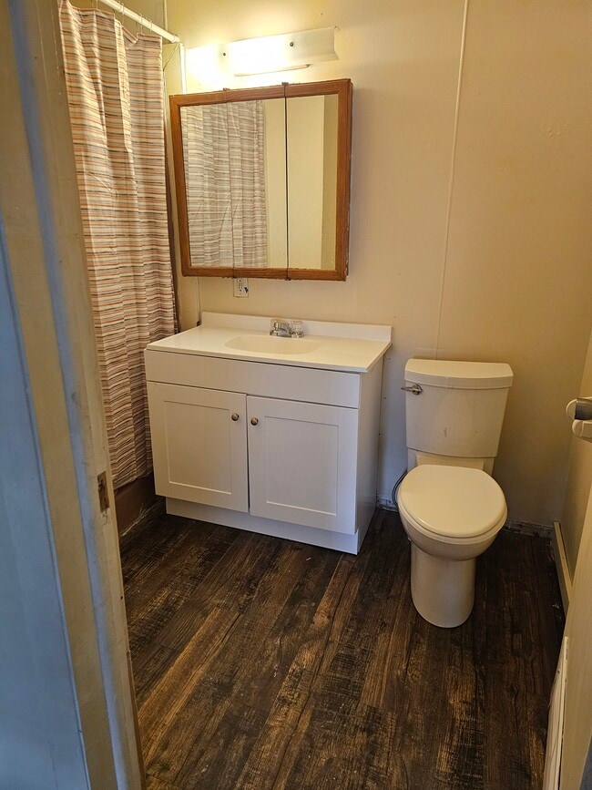 Bathroom - 613 Poplar St