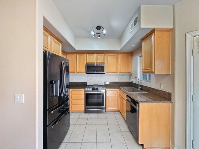 Foto del edificio - Spacious 2B/2.5BA Townhouse in North Park w/ Two-Car Garage & A/C!