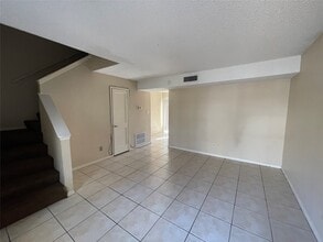 Building Photo - 702 Hargest St