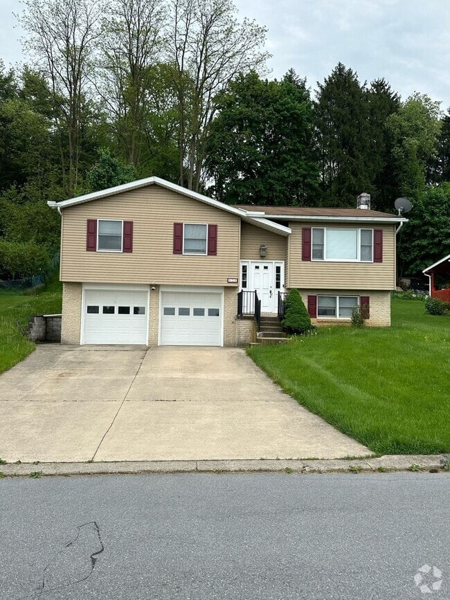 Building Photo - 520 West Dr