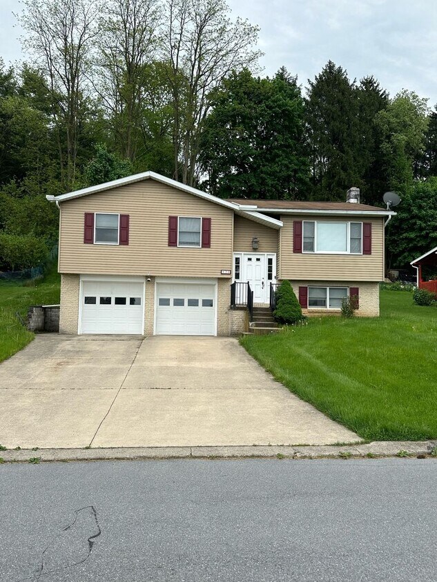 Foto principal - 520 West Dr
