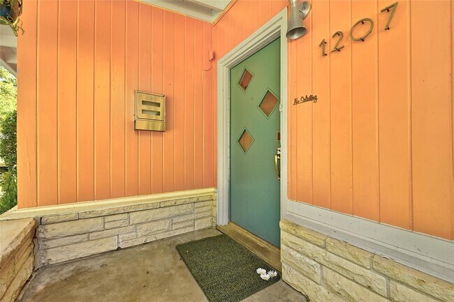 Building Photo - 1207 Larkwood Dr