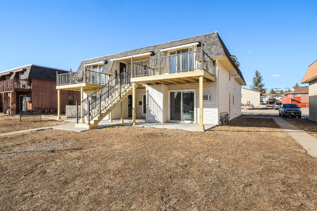 Building Photo - Completely Renovated Apartment!