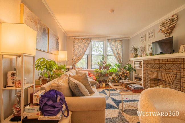Building Photo - 6038 N Hermitage-3