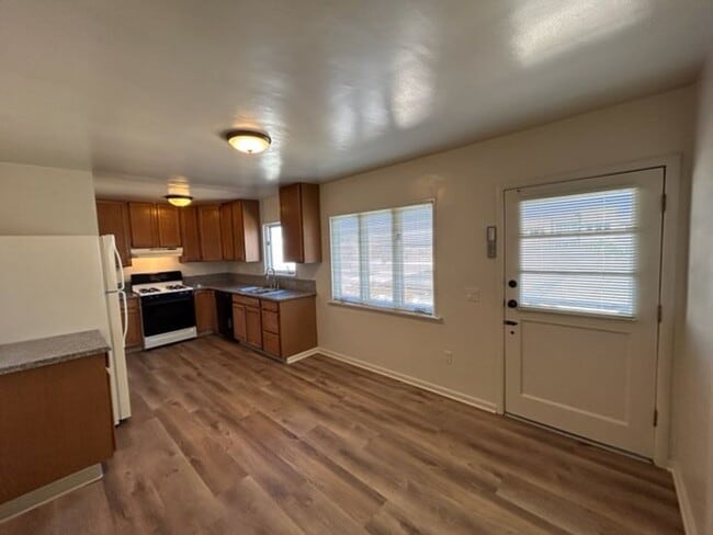 Building Photo - CM251L