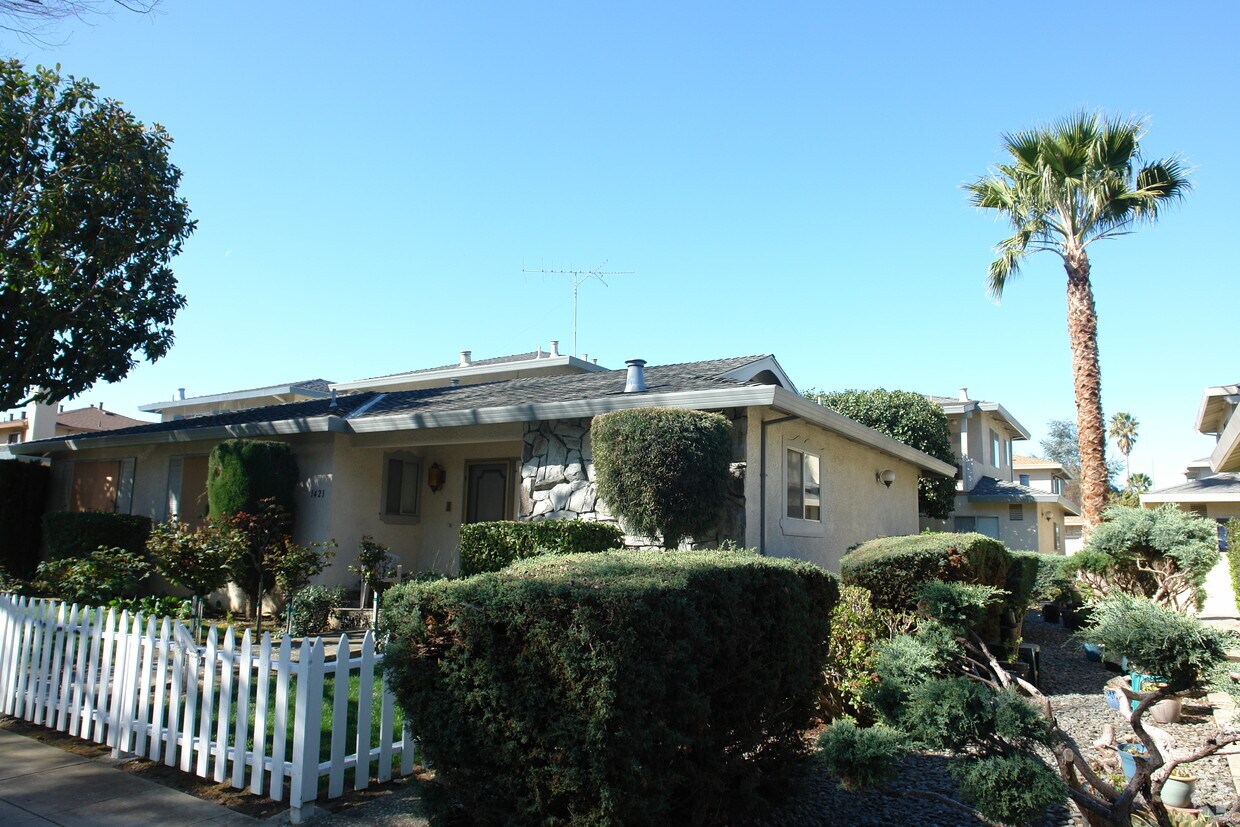 Building Photo - 1421 Lexington Dr