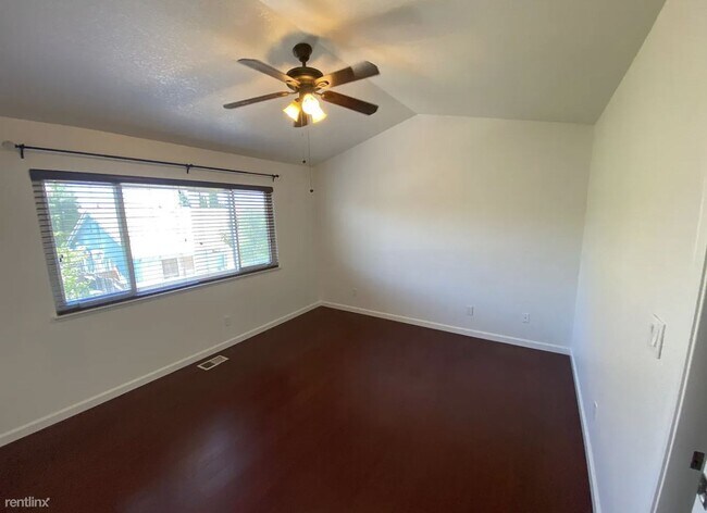 Building Photo - 4 br, 2.5 bath House - 1958 Grove Court
