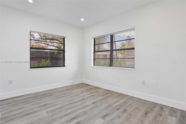 Building Photo - 2724 SW 34th Ct
