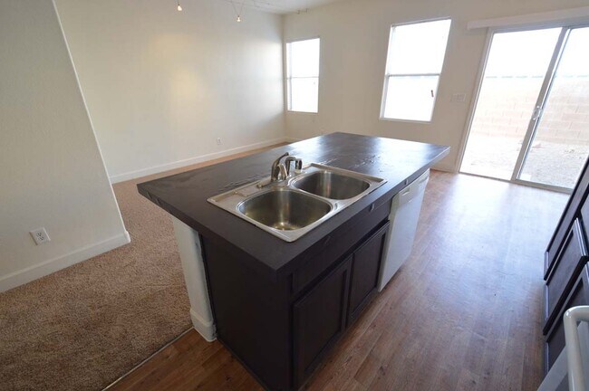 Foto del edificio - Spacious 3-Bedroom Henderson Home with Dual Garages!