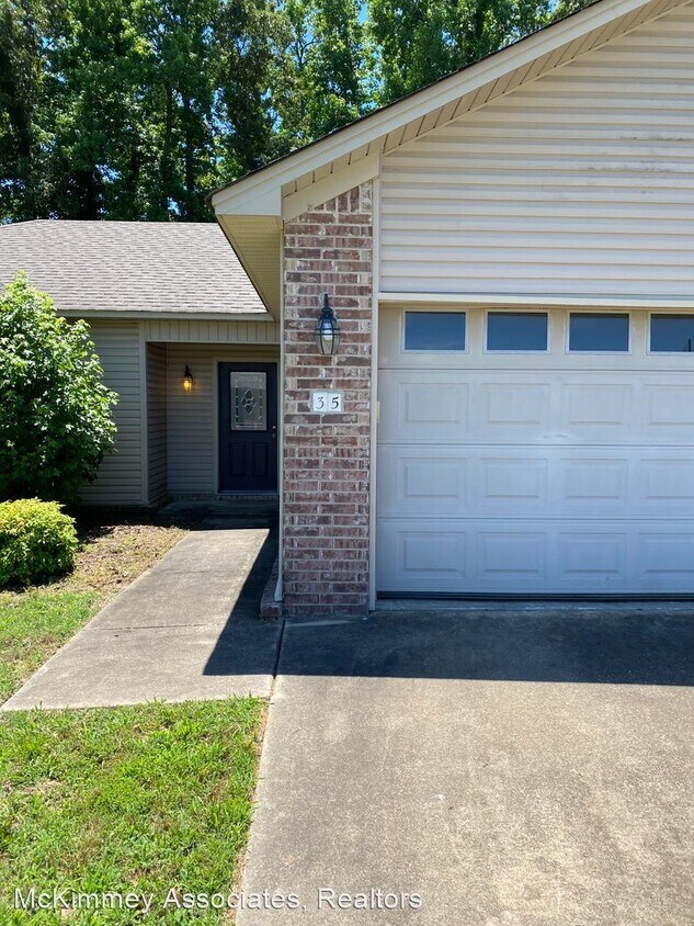 Primary Photo - 3 br, 2 bath House - 35 Rosebud Cir