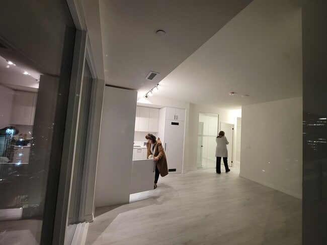 Building Photo - 280 Dundas St W