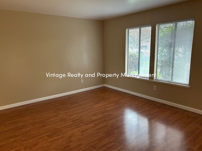 Building Photo - Back On The Rental Market Nice Cozy 3 Bedroom Half Plex Home!!!