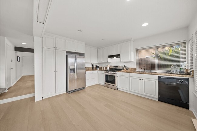 Foto del edificio - Exceptional 4 bedroom, 3 baths + loft, 2 s...
